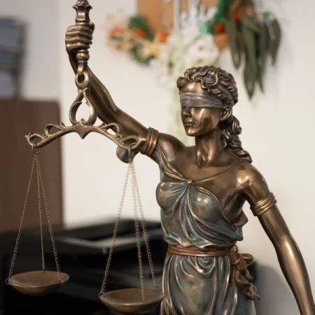 Bronzefigur der Justitia mit Augenbinde und Waage in der Hand